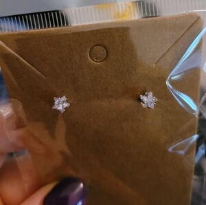 Dainty star shape stud earrings